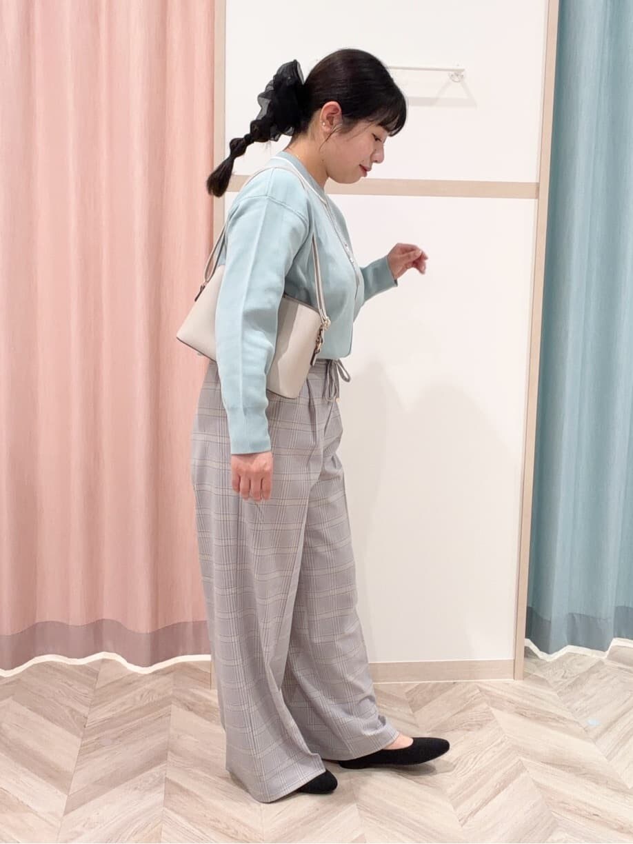 グリーン系のニット/セーター、ブラック系のその他パンツ、ブラック系のパンプスを着用したレディースの冬コーディネートの3枚目の写真