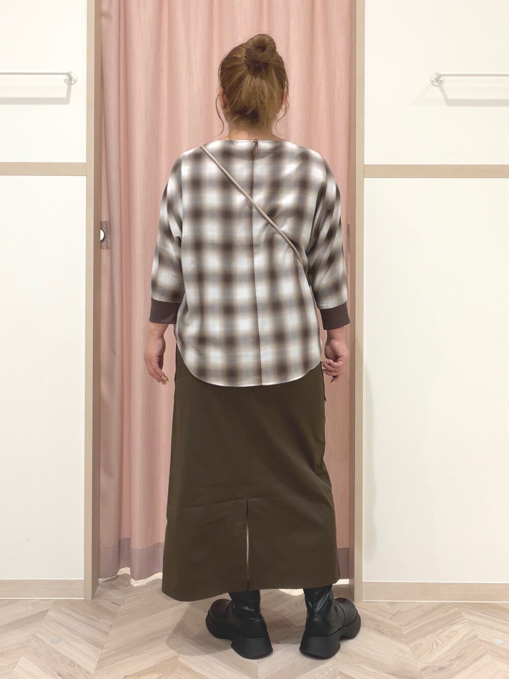 ベージュ系のシャツ/ブラウス、ブラック系のブーツ、ベージュ系のショルダーバッグを着用したレディースの秋コーディネートの6枚目の写真
