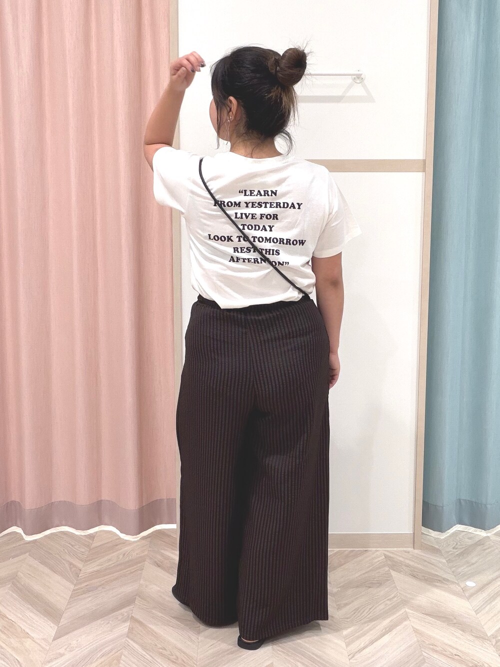 ホワイト系のTシャツ/カットソー、ブラウン系のその他パンツを着用したレディースの夏コーディネートの4枚目の写真