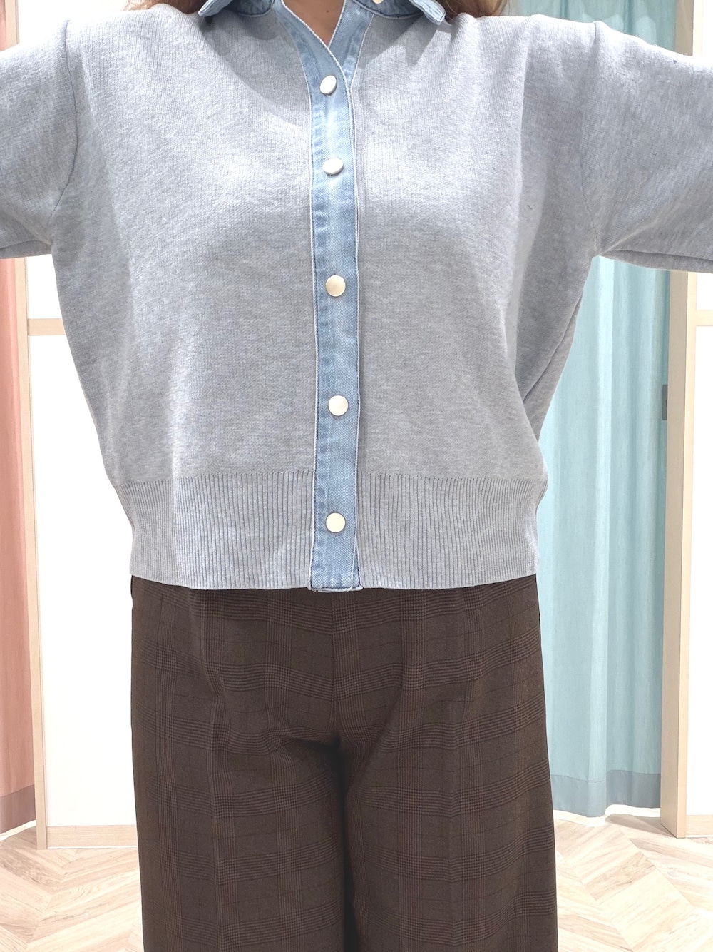 グレー系のカーディガン/ボレロ、ブラウン系のその他パンツ、ブラウン系のブーツを着用したレディースの秋コーディネートの8枚目の写真