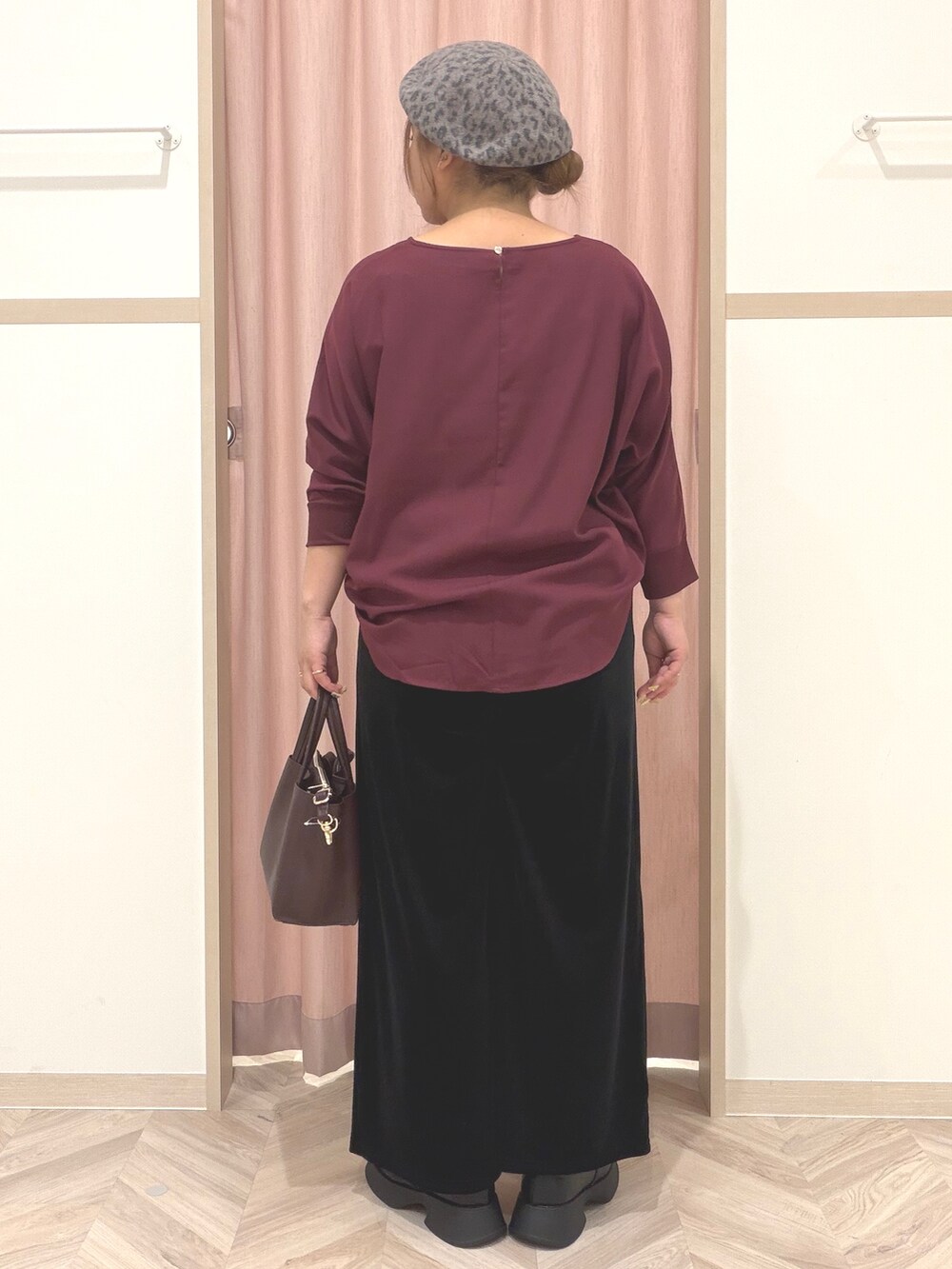 レッド系のシャツ/ブラウス、ブラック系のブーツ、レッド系のトートバッグを着用したレディースの秋コーディネートの5枚目の写真