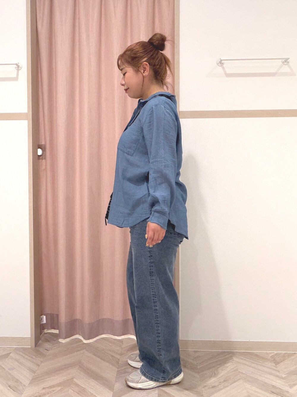 ゴールド系のタンクトップ、ブルー系のシャツ/ブラウス、ブルー系のデニムパンツを着用したレディースの夏コーディネートの5枚目の写真