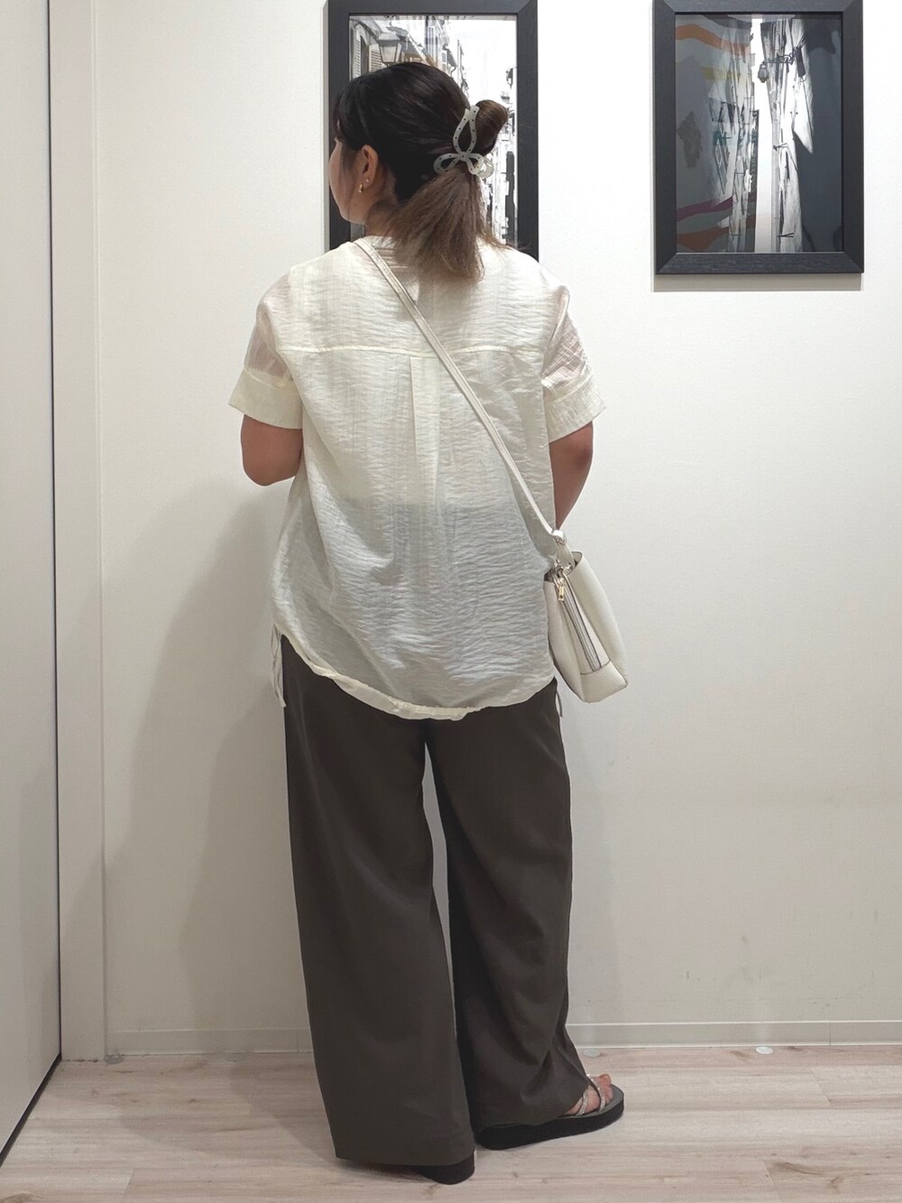 ホワイト系のタンクトップ、ホワイト系のシャツ/ブラウス、ブラウン系のその他パンツを着用したレディースの夏コーディネートの6枚目の写真