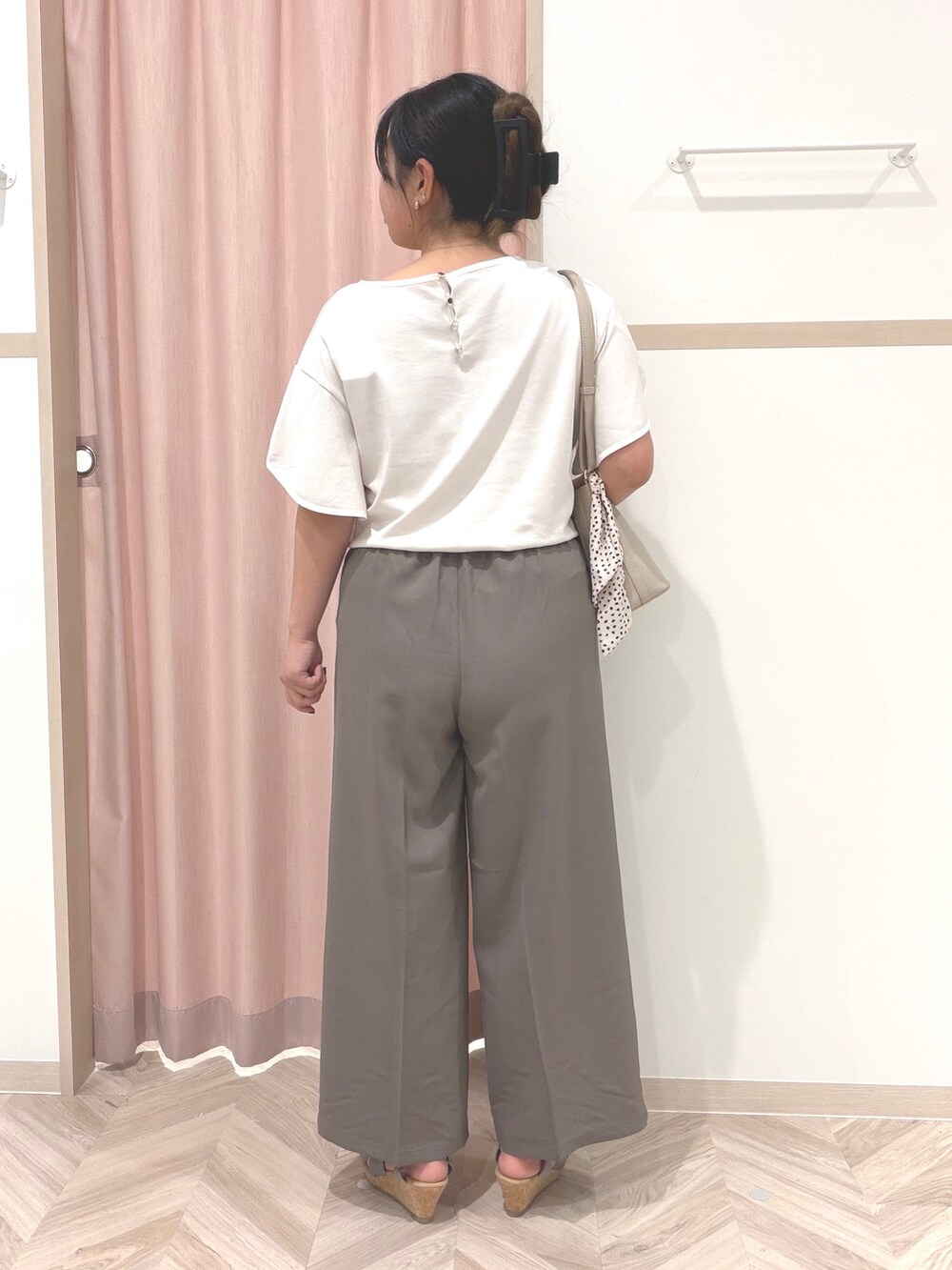 ベージュ系のTシャツ/カットソー、ブラウン系のその他パンツ、ブラウン系のサンダルを着用したレディースの夏コーディネートの4枚目の写真