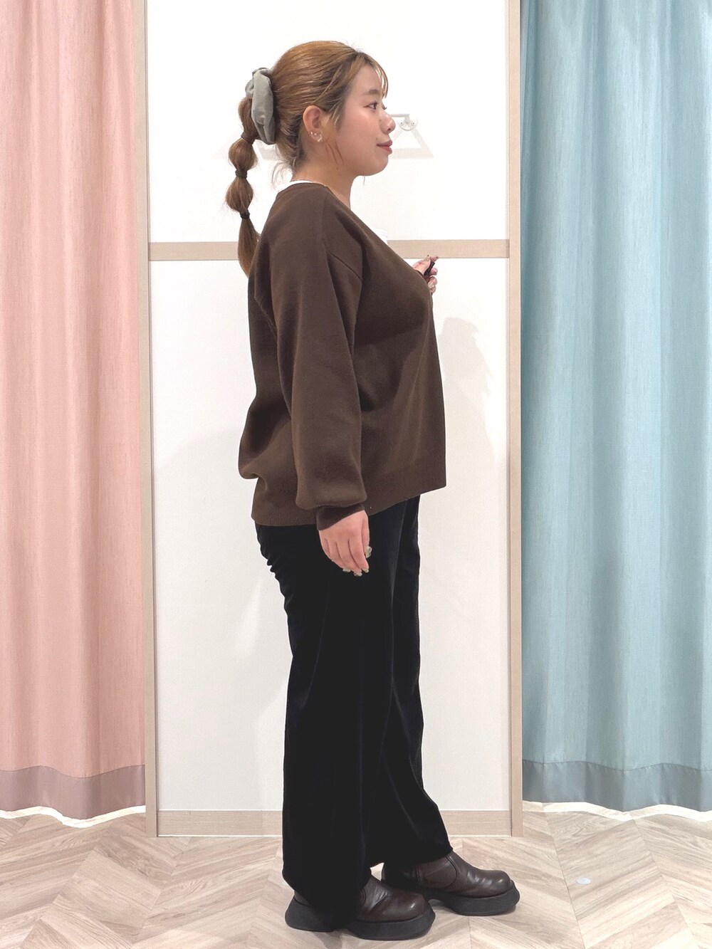 ホワイト系のTシャツ/カットソー、ブラウン系のカーディガン/ボレロ、ブラック系のその他パンツを着用したレディースの秋コーディネートの3枚目の写真