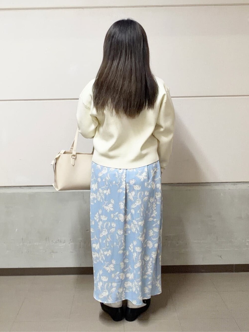 ホワイト系のカーディガン/ボレロ、ブルー系のスカート、ブラック系のパンプスを着用したレディースの春コーディネートの4枚目の写真