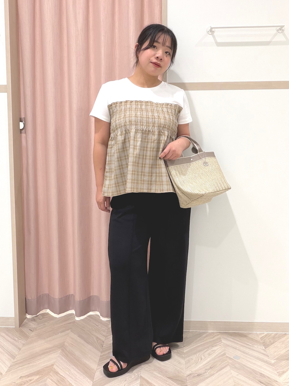 ベージュ系のTシャツ/カットソー、ブラック系のその他パンツ、ブラック系のサンダルを着用したレディースの夏コーディネートの3枚目の写真