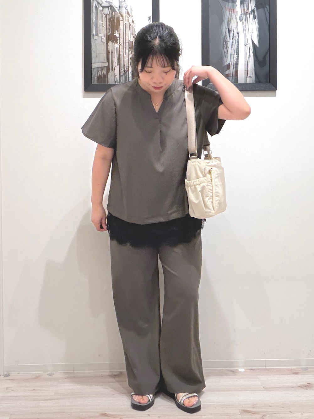 ブラウン系のシャツ/ブラウス、ブラウン系のその他パンツ、グレー系のサンダルを着用したレディースの夏コーディネートの2枚目の写真