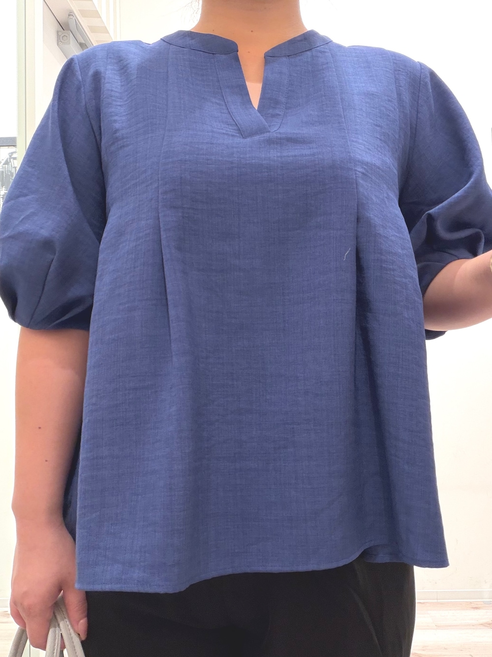ブルー系のシャツ/ブラウス、ブラック系のその他パンツ、グレー系のトートバッグを着用したレディースの夏コーディネートの7枚目の写真