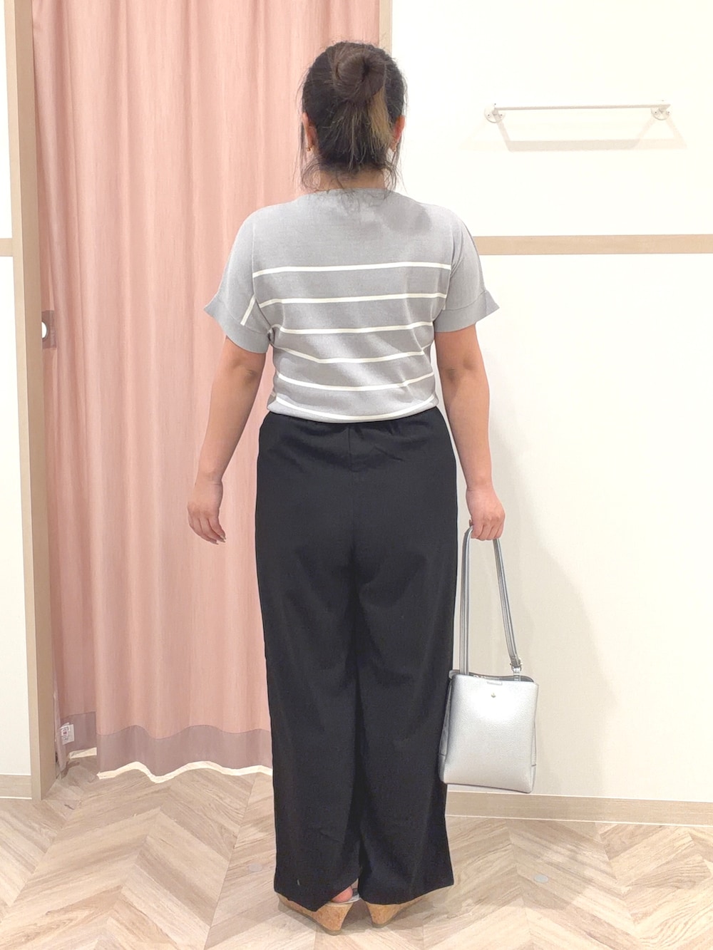 グレー系のニット/セーター、ブラック系のその他パンツ、ブラック系のサンダルを着用したレディースの夏コーディネートの5枚目の写真