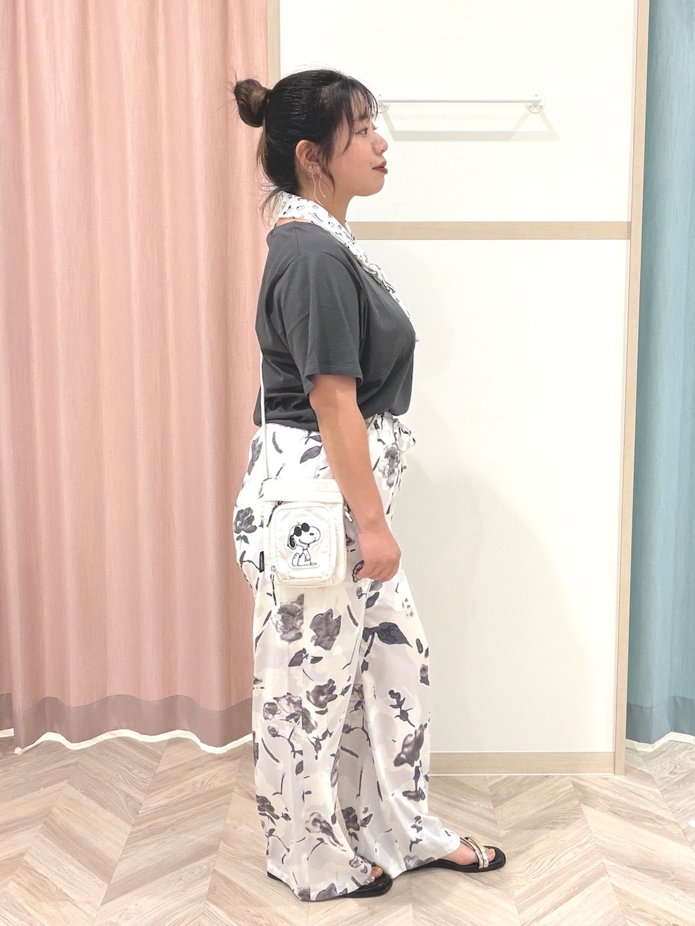 グレー系のTシャツ/カットソー、ホワイト系のその他パンツ、ホワイト系のバンダナ/スカーフを着用したレディースの夏コーディネートの3枚目の写真
