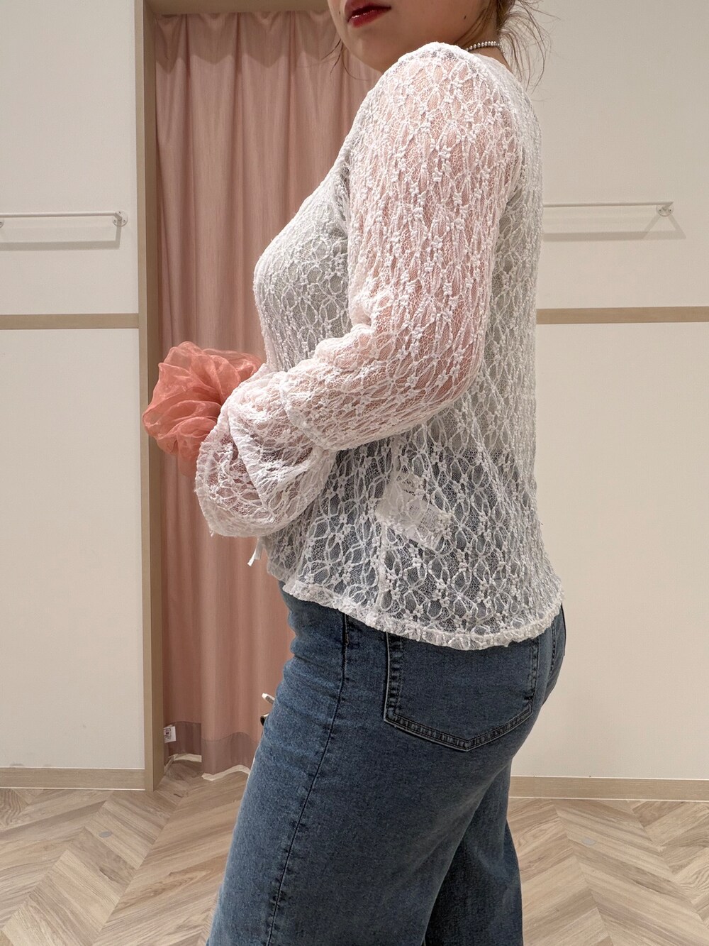 ホワイト系のTシャツ/カットソー、ブルー系のデニムパンツ、ホワイト系のトートバッグを着用したレディースの夏コーディネートの8枚目の写真