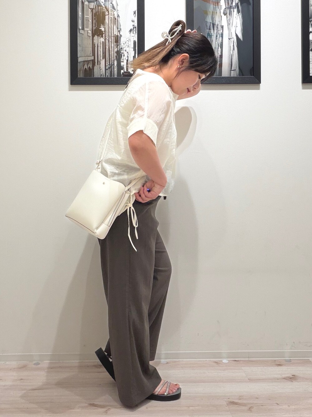 ホワイト系のタンクトップ、ホワイト系のシャツ/ブラウス、ブラウン系のその他パンツを着用したレディースの夏コーディネートの4枚目の写真