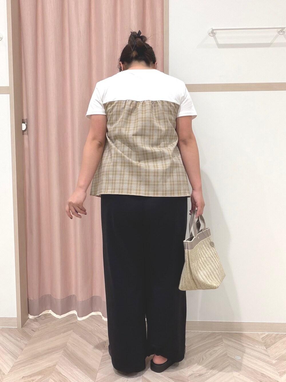 ベージュ系のTシャツ/カットソー、ブラック系のその他パンツ、ブラック系のサンダルを着用したレディースの夏コーディネートの6枚目の写真