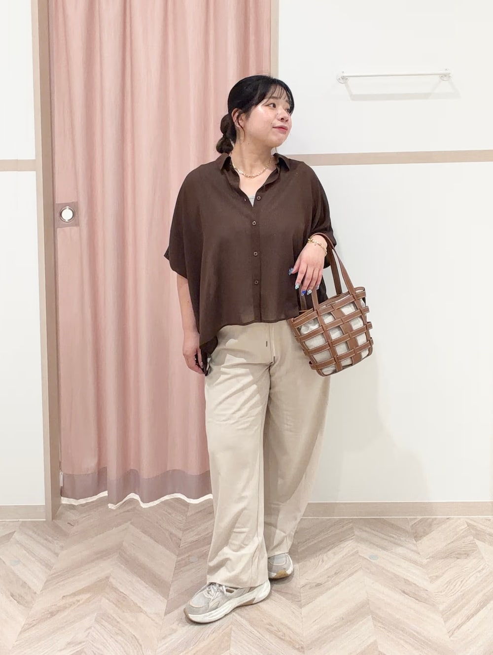 ゴールド系のタンクトップ、ブラウン系のシャツ/ブラウス、ベージュ系のその他パンツを着用したレディースの春コーディネートの2枚目の写真