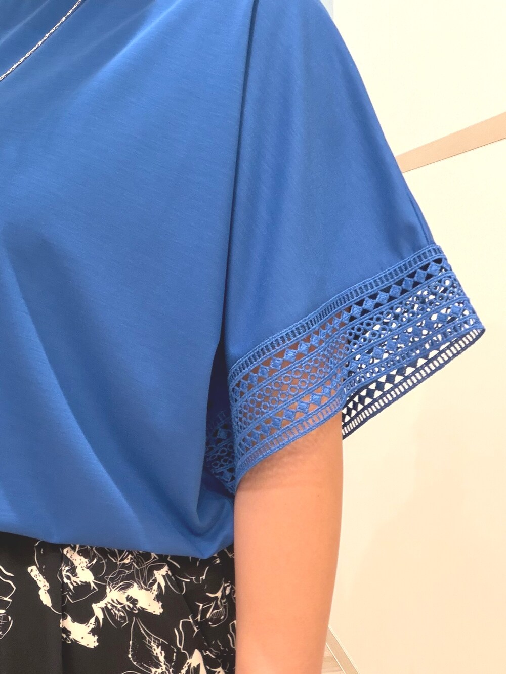 ブルー系のTシャツ/カットソー、ブラック系のその他パンツ、ゴールド系のサンダルを着用したレディースの夏コーディネートの7枚目の写真