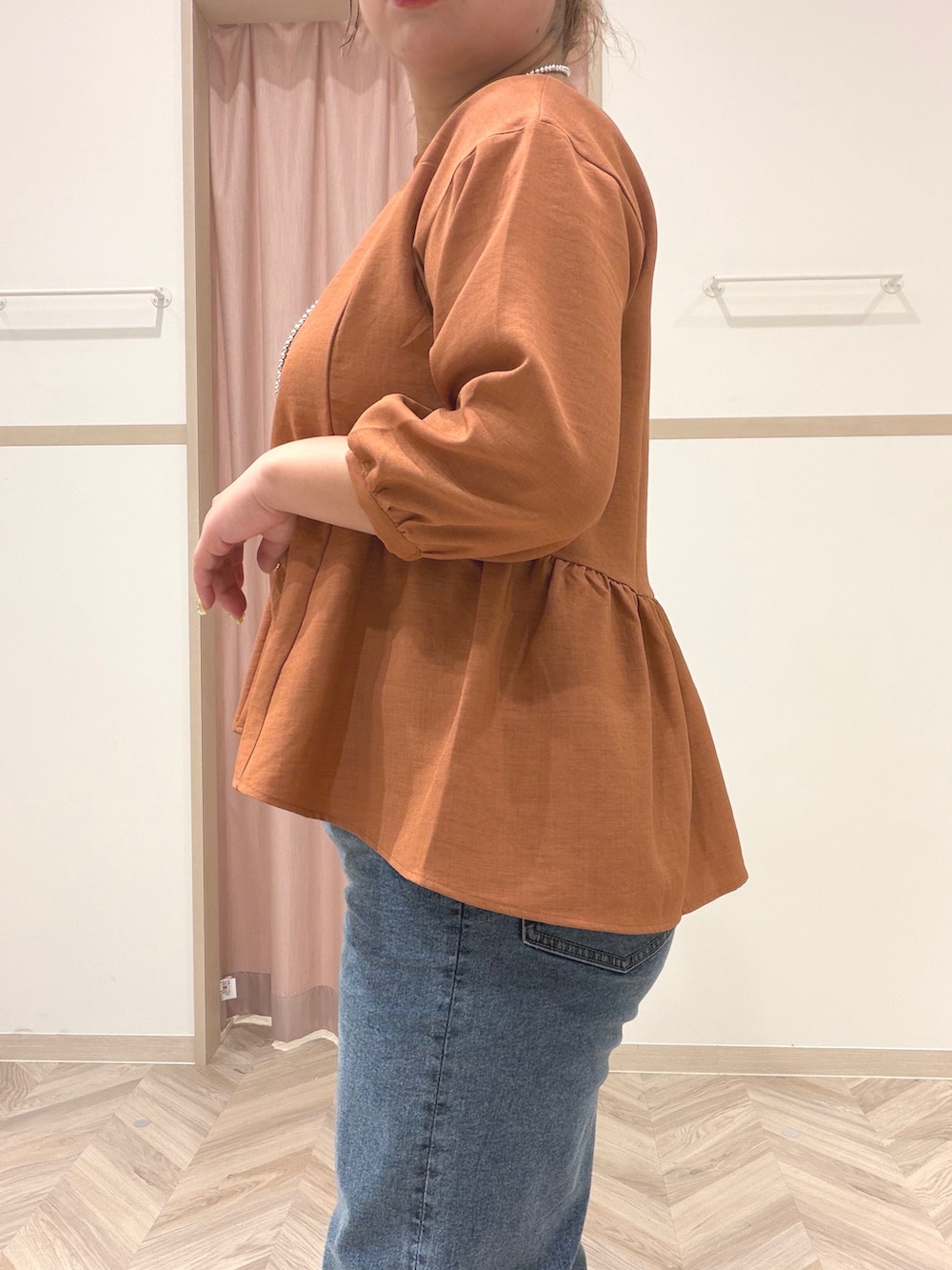 レッド系のシャツ/ブラウス、ブルー系のデニムパンツ、ベージュ系のショルダーバッグを着用したレディースの夏コーディネートの6枚目の写真