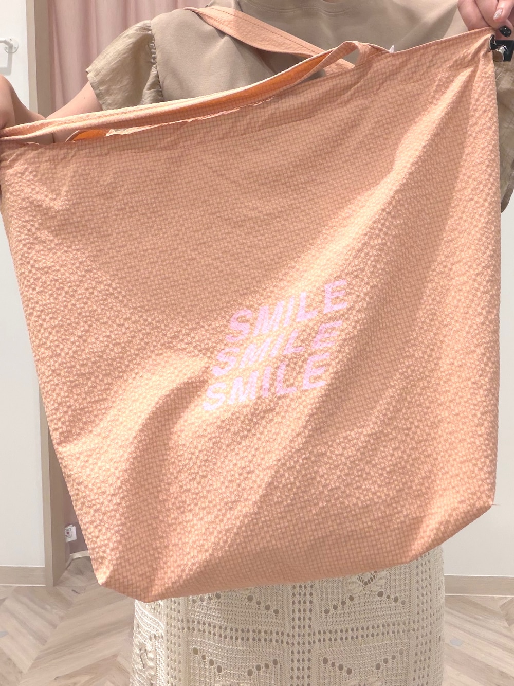 イエロー系のTシャツ/カットソー、ホワイト系のスカート、ブラック系のサンダルを着用したレディースの夏コーディネートの7枚目の写真