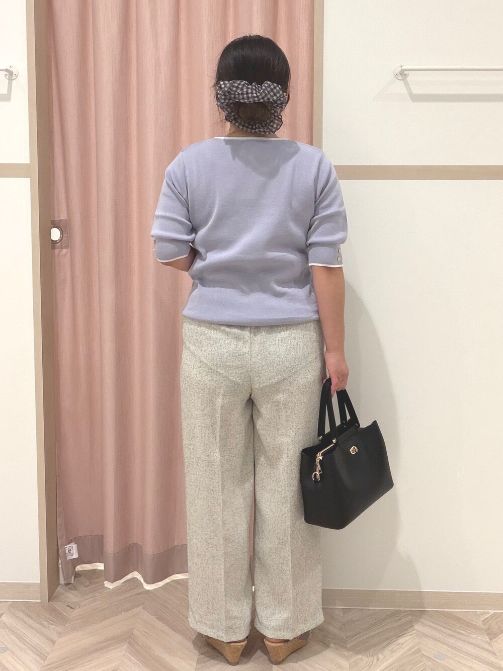 パープル系のニット/セーター、ホワイト系のその他パンツ、ブラウン系のサンダルを着用したレディースの夏コーディネートの4枚目の写真