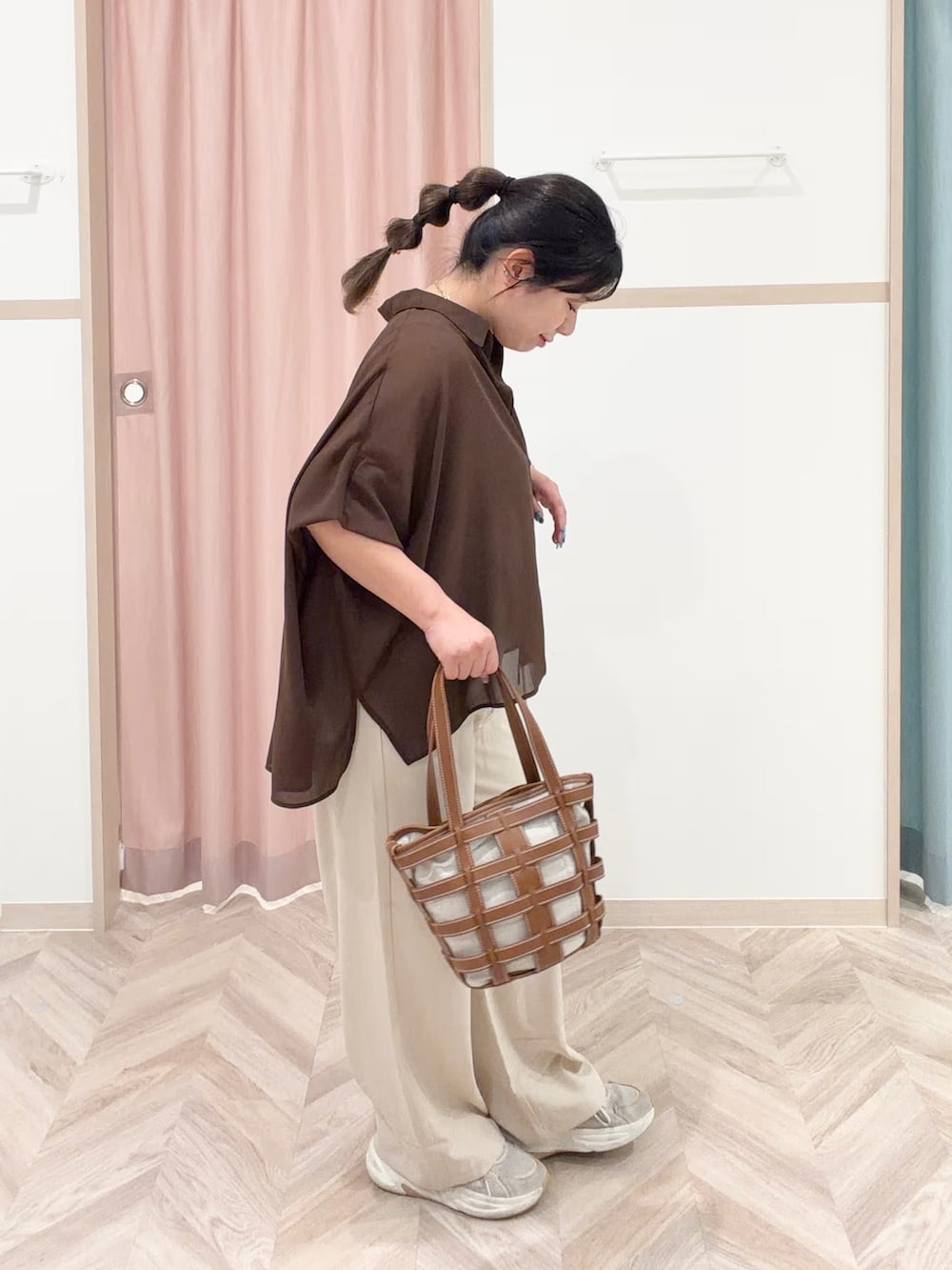 ゴールド系のタンクトップ、ブラウン系のシャツ/ブラウス、ベージュ系のその他パンツを着用したレディースの春コーディネートの3枚目の写真