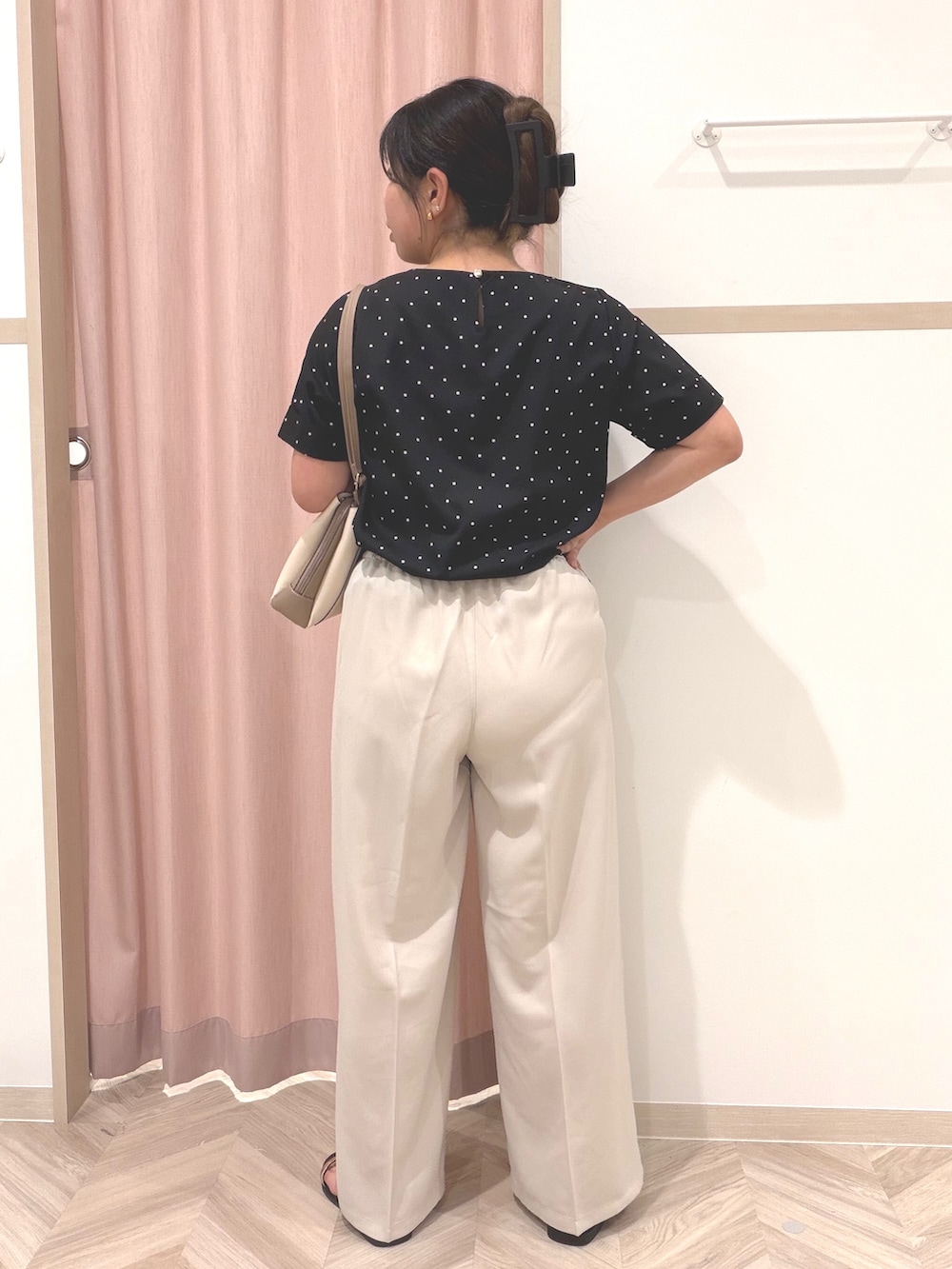 ブラック系のシャツ/ブラウス、ベージュ系のその他パンツ、ベージュ系のショルダーバッグを着用したレディースの夏コーディネートの4枚目の写真