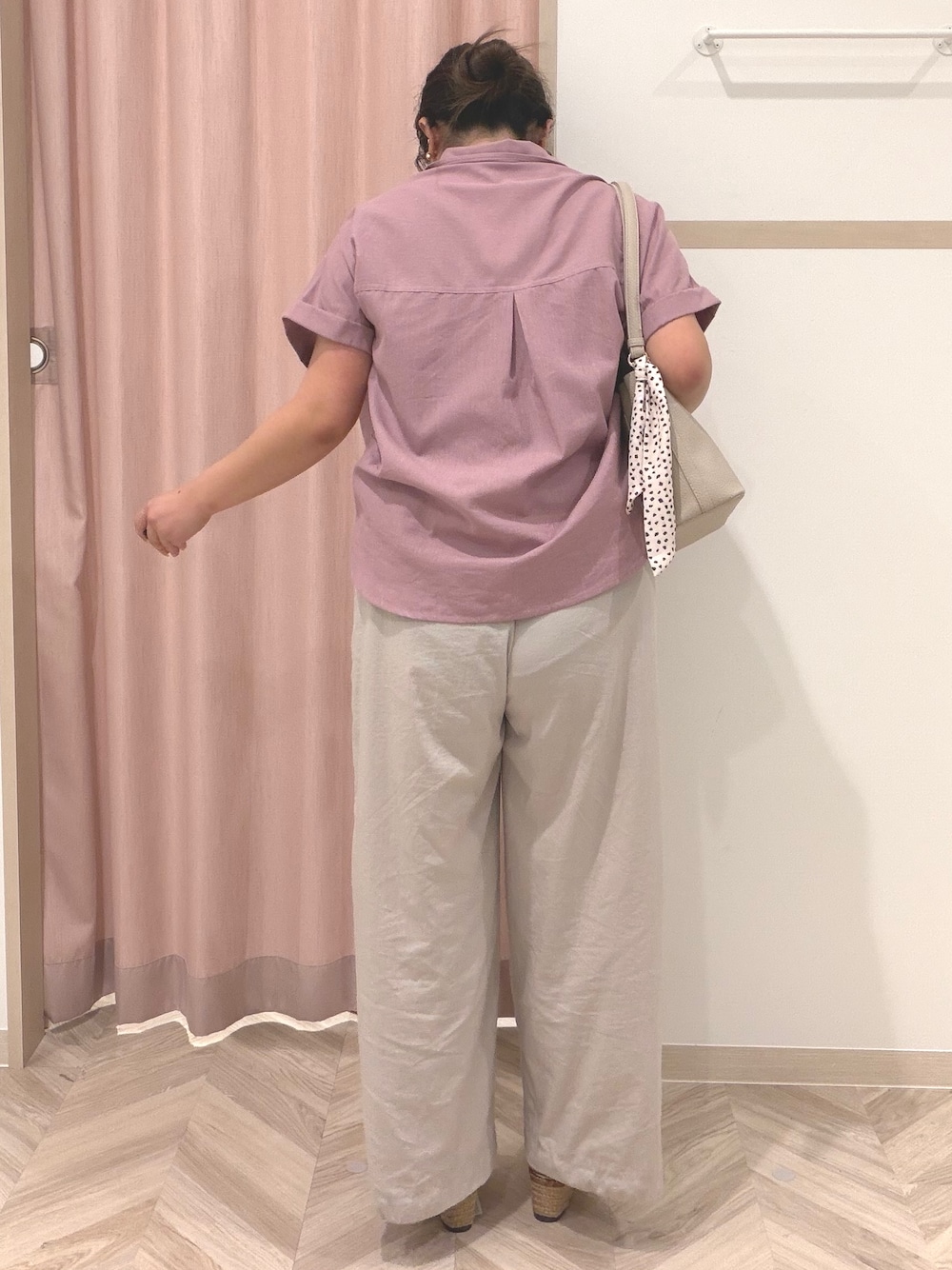 ピンク系のシャツ/ブラウス、ブラウン系のサンダル、ベージュ系のショルダーバッグを着用したレディースの夏コーディネートの3枚目の写真