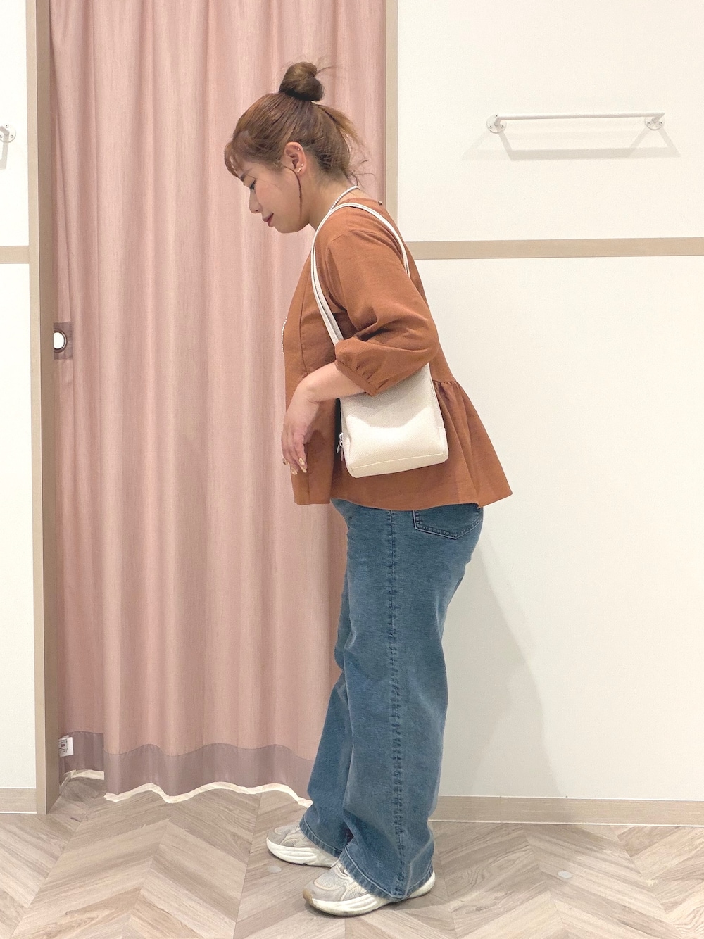 レッド系のシャツ/ブラウス、ブルー系のデニムパンツ、ベージュ系のショルダーバッグを着用したレディースの夏コーディネートの4枚目の写真