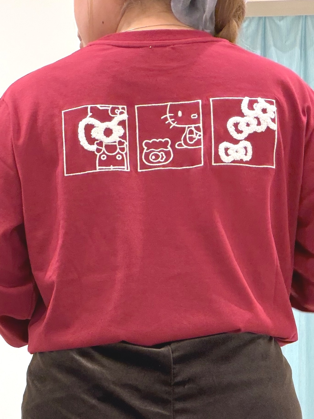 レッド系のTシャツ/カットソー、ブラウン系のその他パンツ、ベージュ系のスニーカーを着用したレディースの秋コーディネートの7枚目の写真