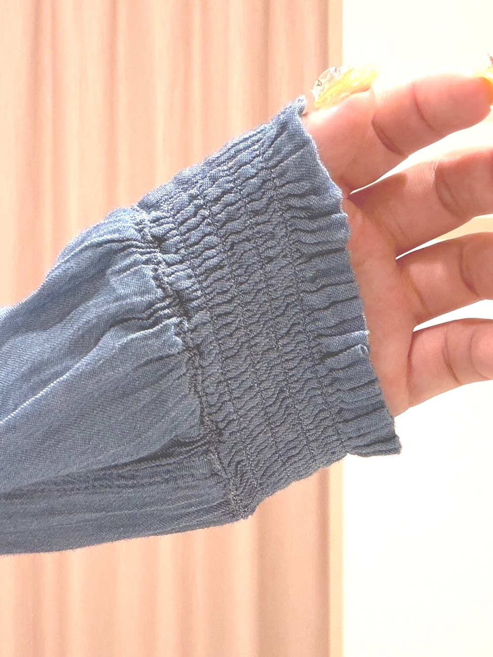 ゴールド系のタンクトップ、ブルー系のシャツ/ブラウス、ブルー系のデニムパンツを着用したレディースの夏コーディネートの8枚目の写真