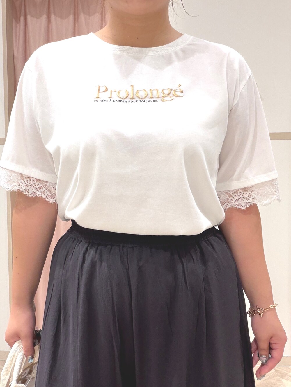 ホワイト系のTシャツ/カットソー、ブラック系のその他パンツ、ベージュ系のトートバッグを着用したレディースの夏コーディネートの6枚目の写真