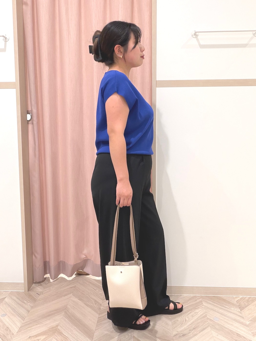 ブルー系のニット/セーター、ブラック系のその他パンツ、ブラック系のサンダルを着用したレディースの夏コーディネートの3枚目の写真
