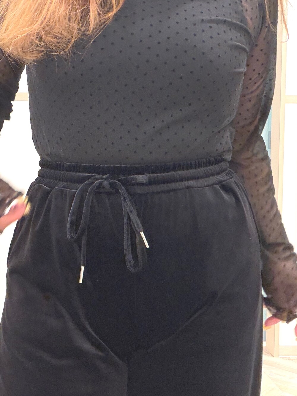 ブラック系のTシャツ/カットソー、ブラック系のその他パンツ、グレー系のショルダーバッグを着用したレディースの秋コーディネートの7枚目の写真