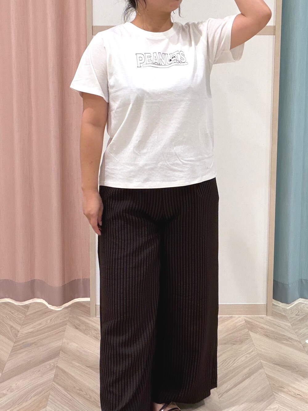 ホワイト系のTシャツ/カットソー、ブラウン系のその他パンツを着用したレディースの夏コーディネートの9枚目の写真