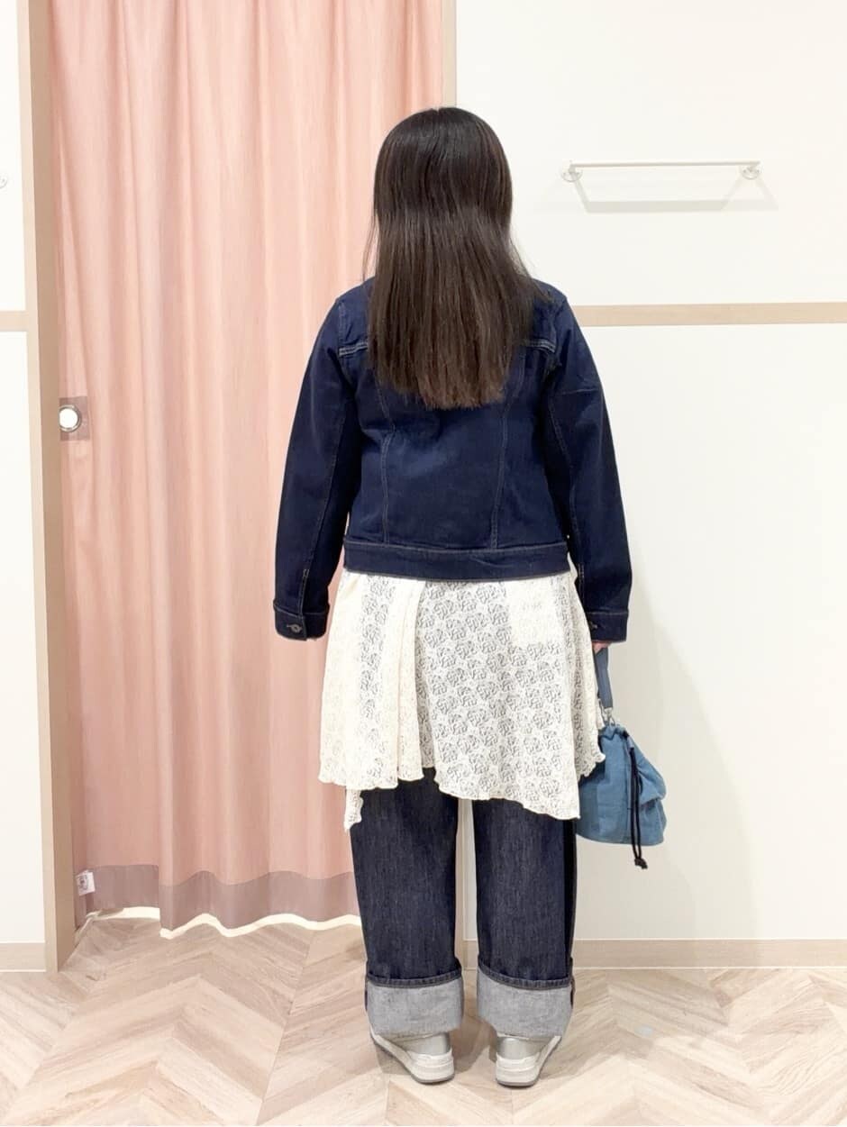 ブルー系のデニムジャケット、ピンク系のTシャツ/カットソー、ホワイト系のチュニックを着用したレディースの冬コーディネートの5枚目の写真
