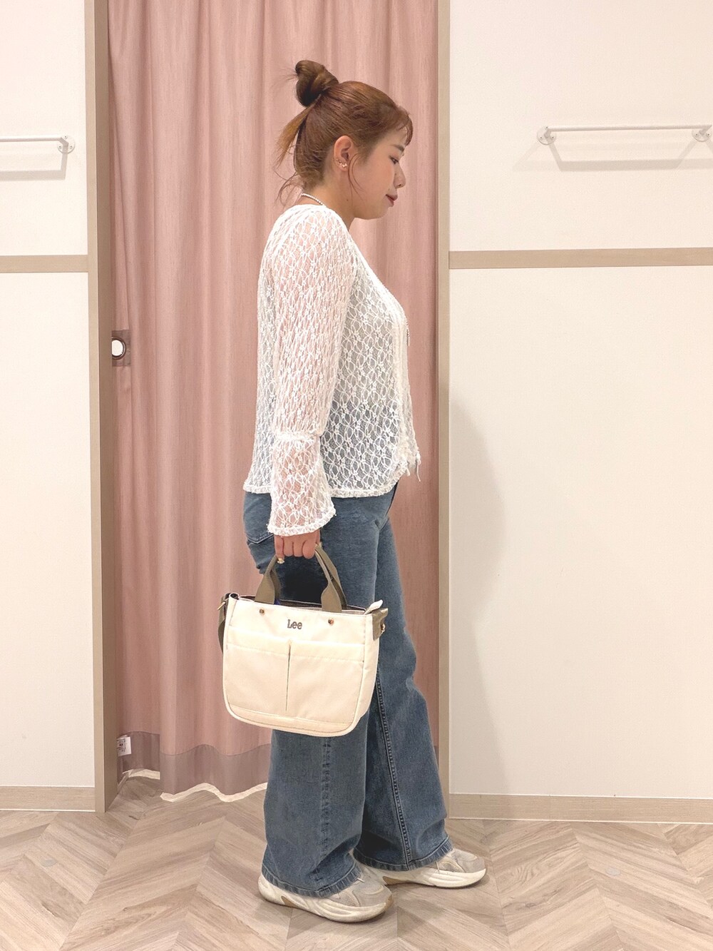 ホワイト系のTシャツ/カットソー、ブルー系のデニムパンツ、ホワイト系のトートバッグを着用したレディースの夏コーディネートの3枚目の写真