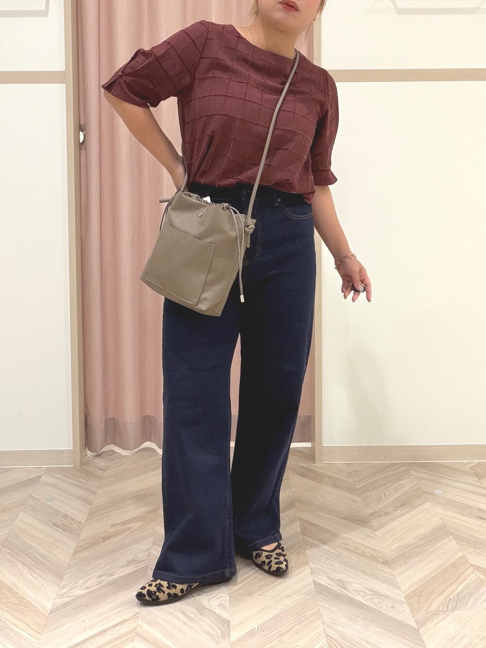 レッド系のシャツ/ブラウス、ブルー系のデニムパンツ、ブラウン系のパンプスを着用したレディースの夏コーディネートの7枚目の写真