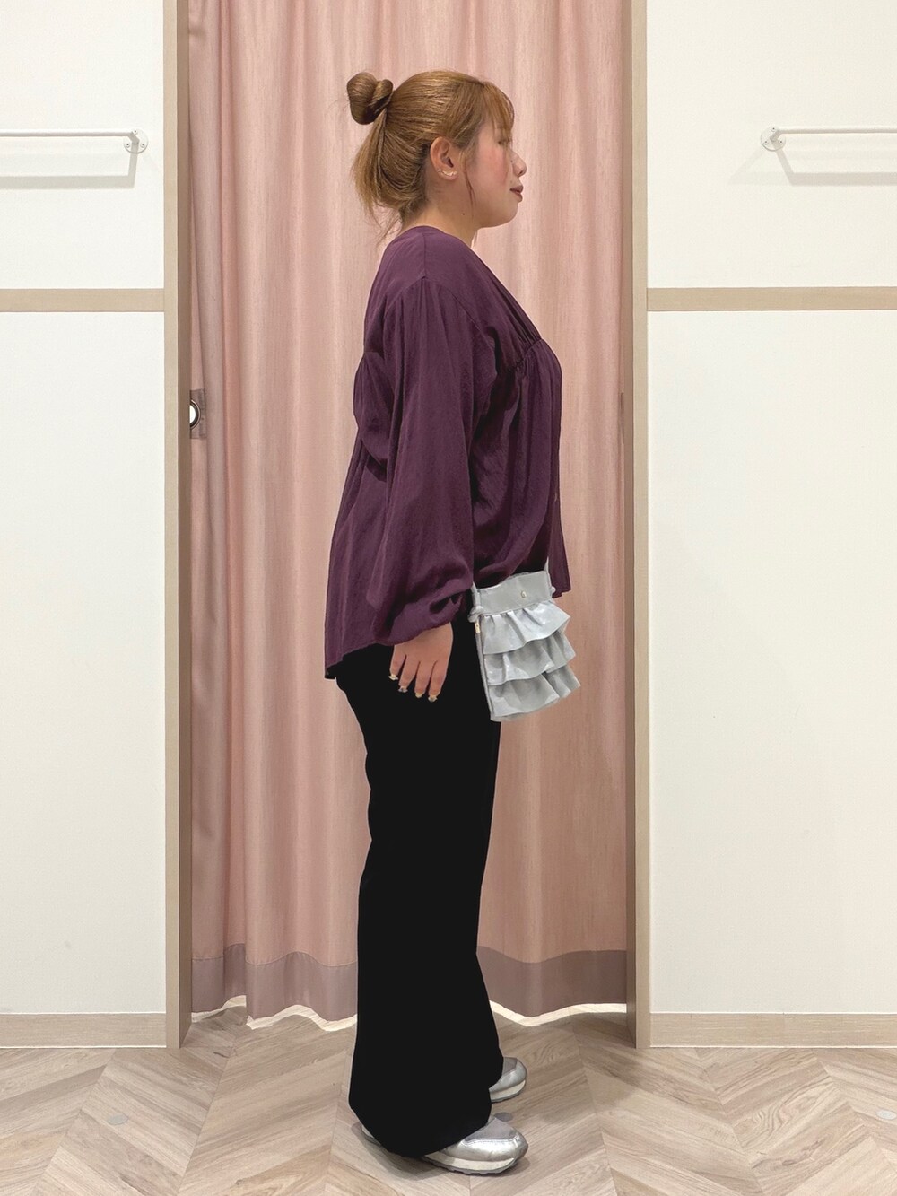 ブラック系のその他パンツ、シルバー系のショルダーバッグを着用したレディースの秋コーディネートの4枚目の写真
