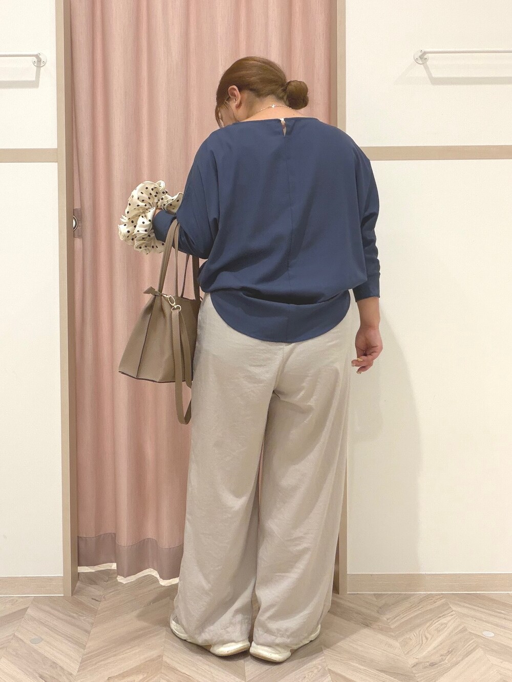 ブルー系のシャツ/ブラウス、ベージュ系のその他パンツ、ベージュ系のトートバッグを着用したレディースの秋コーディネートの5枚目の写真