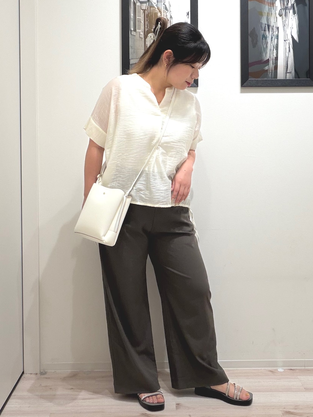 ホワイト系のタンクトップ、ホワイト系のシャツ/ブラウス、ブラウン系のその他パンツを着用したレディースの夏コーディネートの2枚目の写真