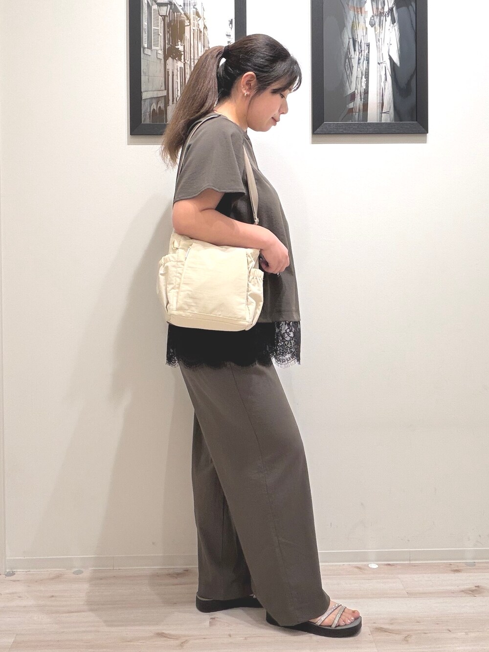 ブラウン系のシャツ/ブラウス、ブラウン系のその他パンツ、グレー系のサンダルを着用したレディースの夏コーディネートの4枚目の写真