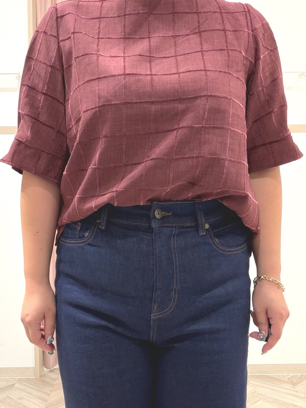 レッド系のシャツ/ブラウス、ブルー系のデニムパンツ、ブラウン系のパンプスを着用したレディースの夏コーディネートの8枚目の写真