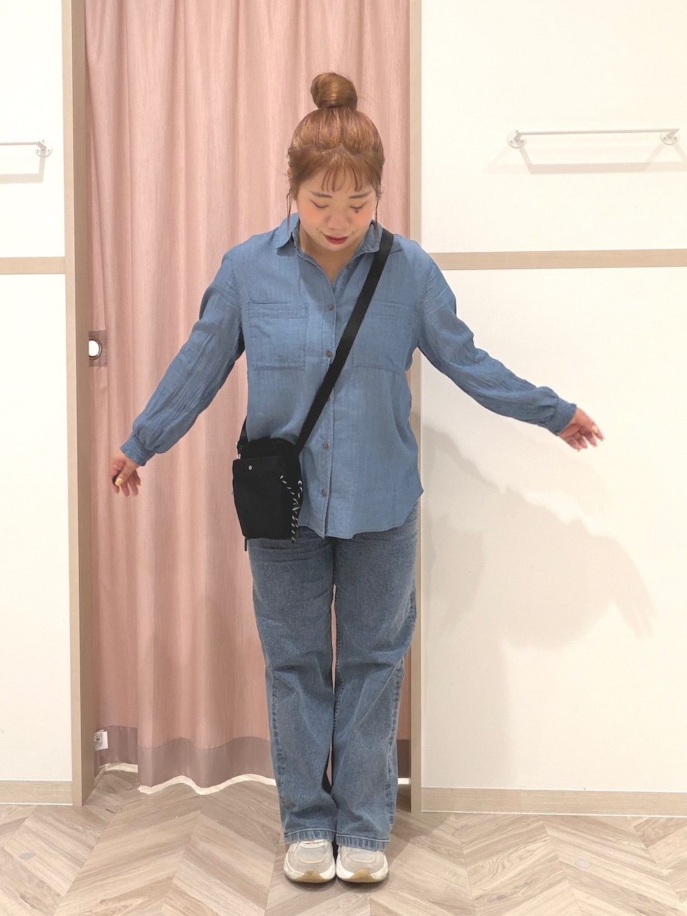 ゴールド系のタンクトップ、ブルー系のシャツ/ブラウス、ブルー系のデニムパンツを着用したレディースの夏コーディネートの3枚目の写真