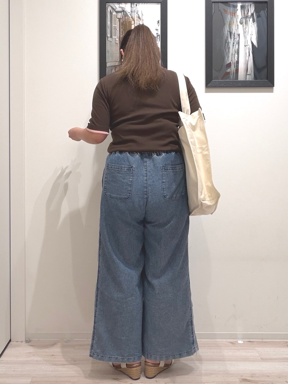 ブラウン系のTシャツ/カットソー、ブルー系のデニムパンツ、ホワイト系のサンダルを着用したレディースの夏コーディネートの3枚目の写真