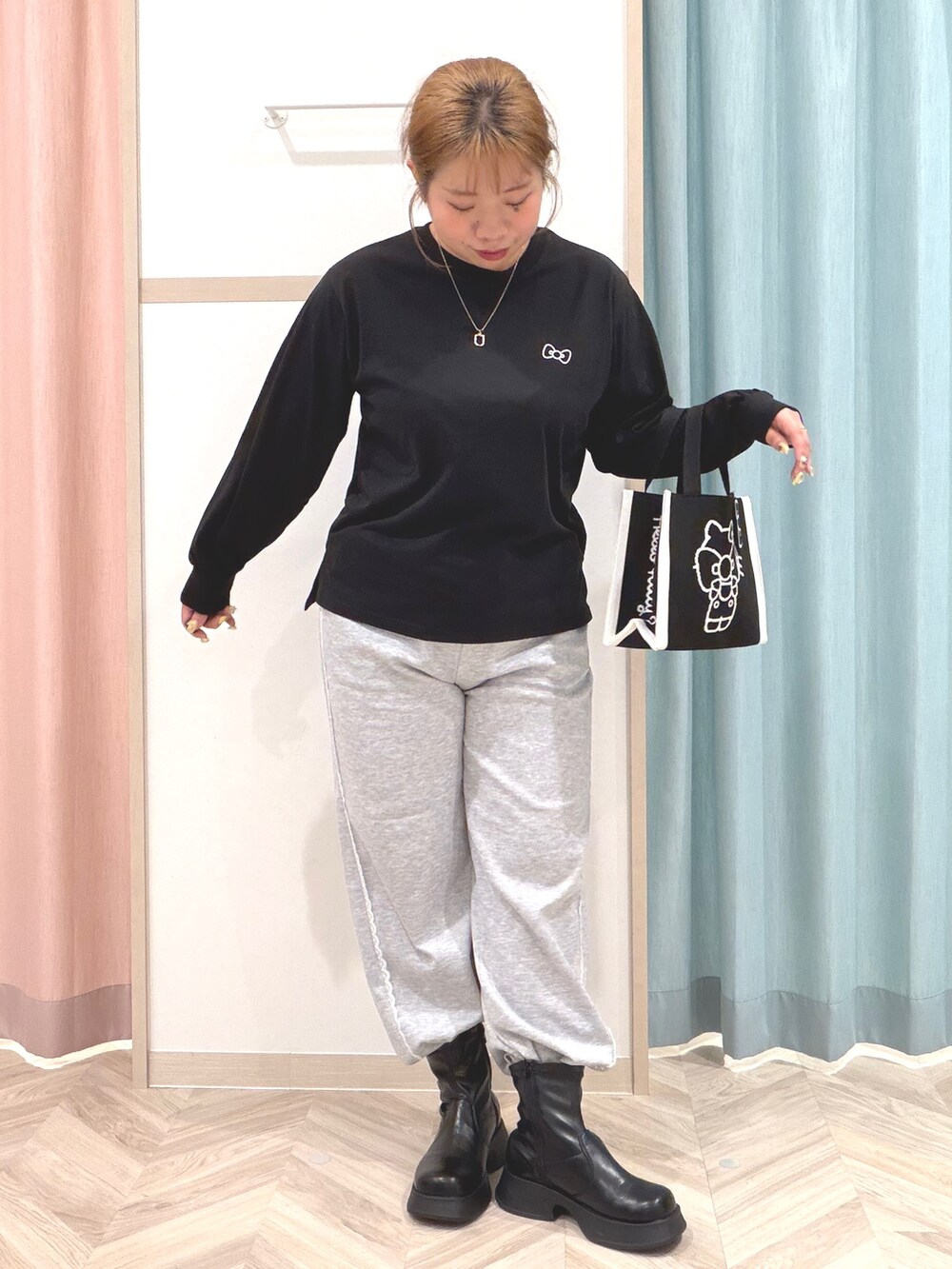 ブラック系のTシャツ/カットソー、グレー系のその他パンツ、ブラック系のブーツを着用したレディースの秋コーディネートの9枚目の写真