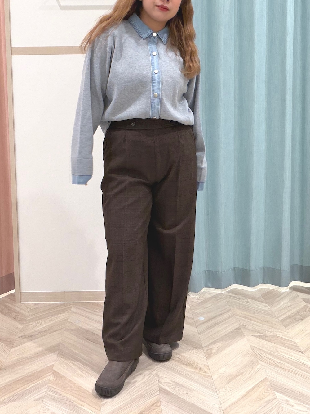 グレー系のカーディガン/ボレロ、ブラウン系のその他パンツ、ブラウン系のブーツを着用したレディースの秋コーディネートの9枚目の写真