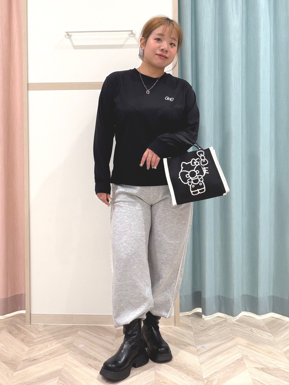 ブラック系のTシャツ/カットソー、グレー系のその他パンツ、ブラック系のブーツを着用したレディースの秋コーディネートの10枚目の写真