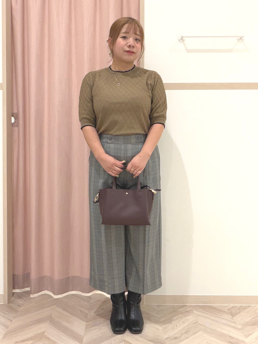ベージュ系のニット/セーター、グレー系のその他パンツ、ブラック系のブーツを着用したレディースの秋コーディネートの4枚目の写真