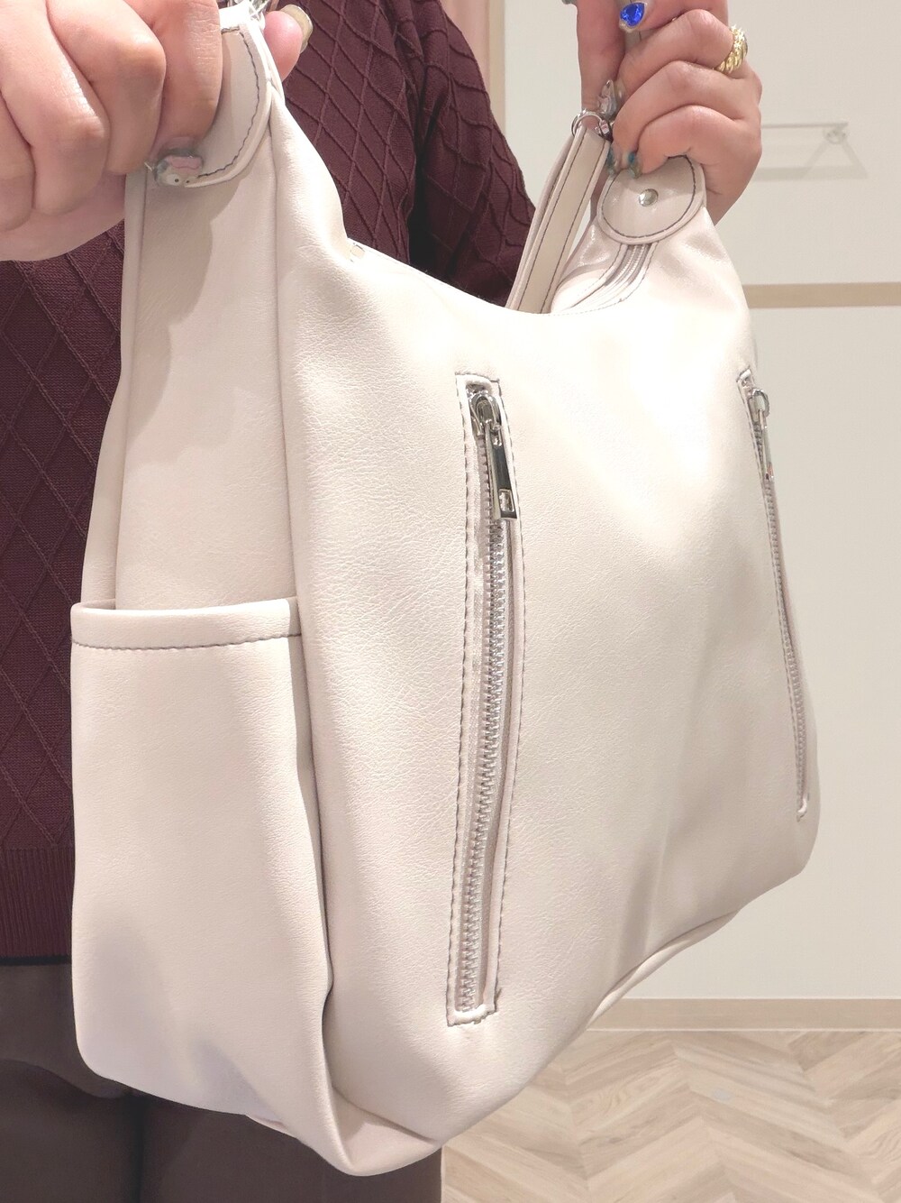 レッド系のニット/セーター、ブラウン系のその他パンツ、ブラック系のその他シューズを着用したレディースの夏コーディネートの8枚目の写真
