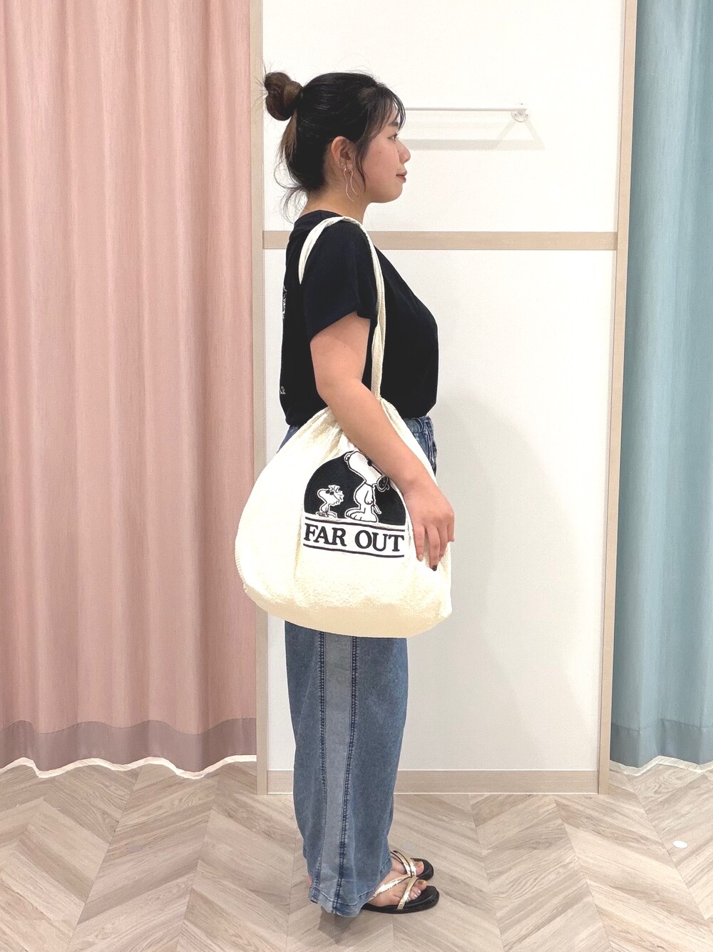 ブラック系のTシャツ/カットソー、ブルー系のデニムパンツ、ホワイト系のトートバッグを着用したレディースの夏コーディネートの4枚目の写真