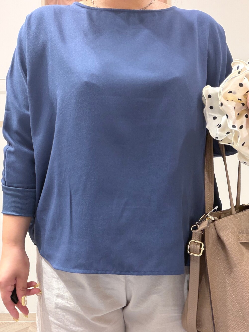 ブルー系のシャツ/ブラウス、ベージュ系のその他パンツ、ベージュ系のトートバッグを着用したレディースの秋コーディネートの8枚目の写真